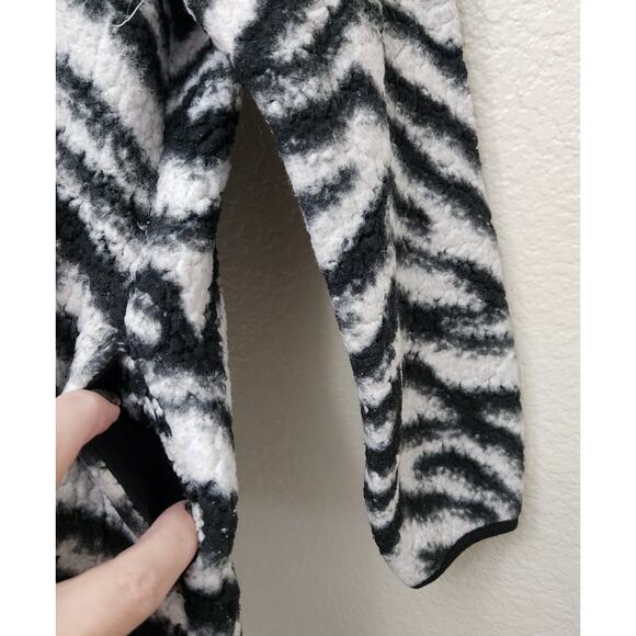 C.C. Kids Girlie Girl Black White Animal Print Sherpa Pullover Jacket YL Pockets - Picture 2 of 8